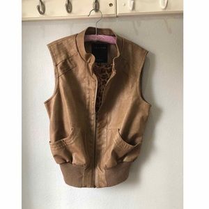 Cute vest size medium never worn before
